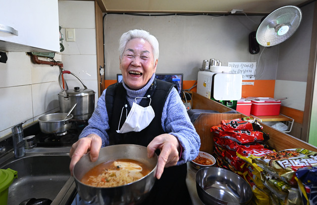 서울 용산구 '라면전문점'에서 16일 윤연옥(87)씨가 환하게 웃으며 라면을 건네주고 있다. 이한형 기자