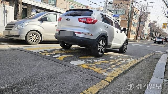 16일 오전 수원특례시 장안구의 한 주택가 도로에 있는 과속방지턱이 규정보다 높게 설치돼 있어 운전자들이 불편함을 호소하고 있다. 오민주기자