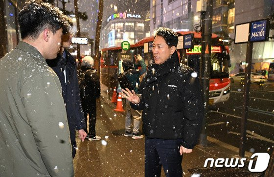 오세훈 서울시장(오른쪽)이 지난 6일 오후 명동입구 광역버스 정류소를 찾아 표지판 설치로 혼란을 빚은 점에 대해 시민들에게 사과의 뜻을 밝혔다 /사진=뉴스1