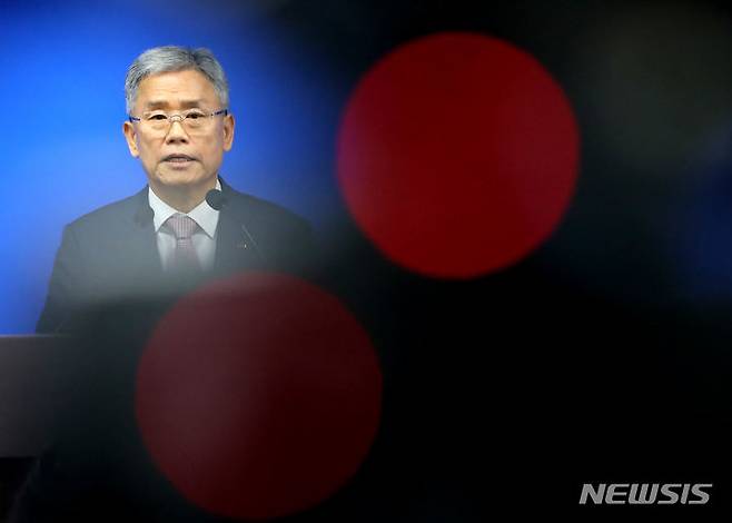 [세종=뉴시스] 강종민 기자 = 김동철 한국전력공사 사장이 8일 세종시 정부세종청사에서 경영위기 극복을 위한 자구책과 전기요금 조정방안을 발표하고 있다. 김 사장은 이 자리에서 서민경제 부담을 고려해 주택용과 소상공인 요금은 동결하고 산업용 대용량을 오는 9일부터 10.6원/㎾h 인상한다고 밝혔다. 2023.11.08. ppkjm@newsis.com