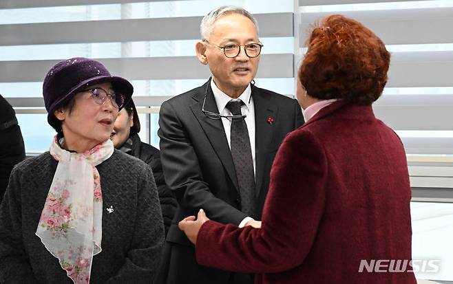 [광주=뉴시스] 변재훈 기자 = 유인촌 문화체육관광부 장관이 8일 오전 광주 동구 전일빌딩245 회의실에서 '5·18민주화운동 최후항쟁지' 옛 전남도청 복원지킴이 어머니들과 만나 인사하고 있다. 2023.12.08. wisdom21@newsis.com