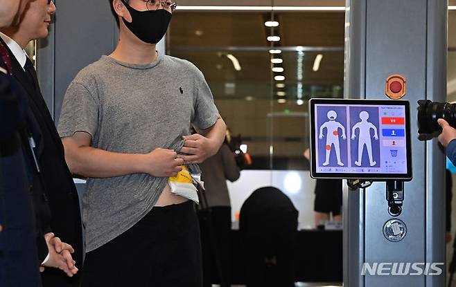 [인천공항=뉴시스] 최동준 기자 = 관세청이 인천국제공항 제1여객터미널 입국장에서 신체에 은닉한 마약 등을 검색하는 밀리미터파 신변검색기 마약밀수 단속 현장점검 시연을 선보이고 있다.(공동취재) 2024.01.17. photo@newsis.com