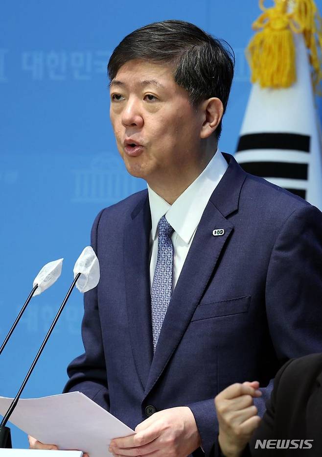 [서울=뉴시스] 조성봉 기자 = 김홍걸 더불어민주당 의원이 6일 오전 서울 여의도 국회 소통관에서 열린 제22대 총선 서울 강서구갑 출마선언 기자회견에서 출마선언을 하고 있다.  2023.12.06. suncho21@newsis.com