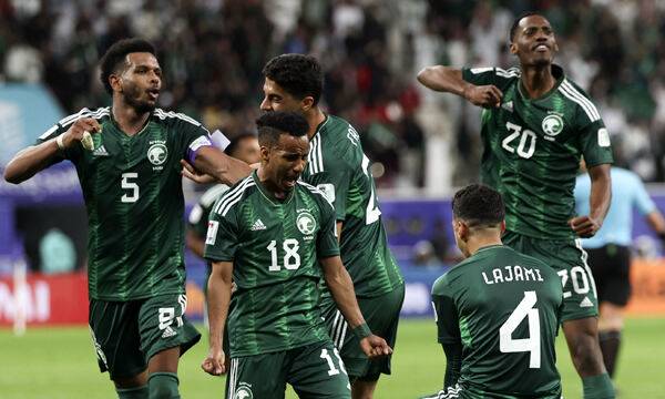 16일(현지시각) 카타르 도하 칼리파 인터네셔널 경기장에서 열린 아시아축구연맹(AFC) 2023 카타르 아시안컵 F조 조별예선 1차전 사우디아라비아와 오만의 경기 2대1로 사우디가 승리를 거두자 선수들이 기뻐하고 있다. 뉴시스