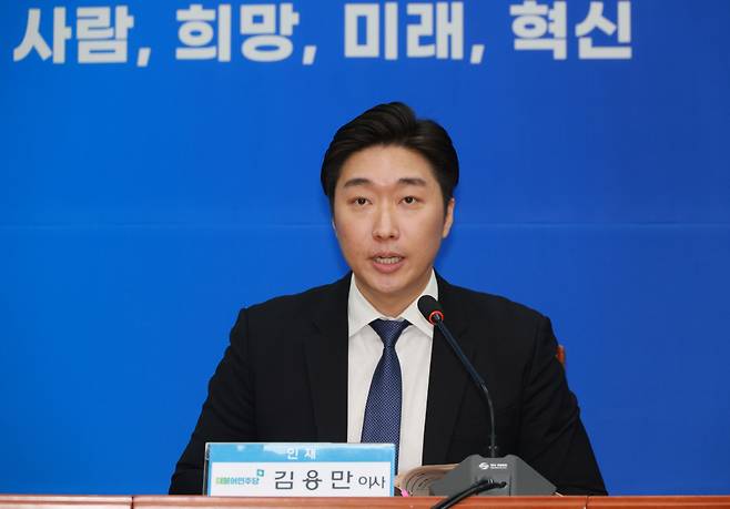 17일 오전 국회에서 열린 더불어민주당 인재환영식에서 김용만 대한민국임시정부기념사업회 이사가 발언하고 있다. ⓒ연합뉴스