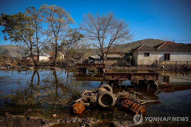 홍수로 물에 잠긴 그리스 농촌 마을 [로이터 연합뉴스 자료사진. 재판매 및 DB 금지]