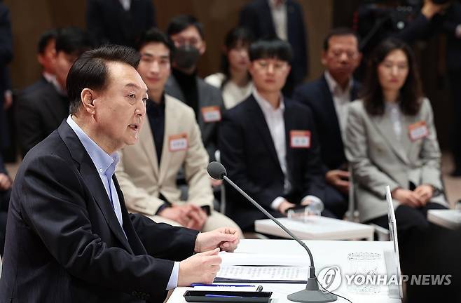 윤석열 대통령, 상생 금융· 기회사다리 민생토론회 발언 (서울=연합뉴스) 진성철 기자 = 윤석열 대통령이 17일 서울 여의도 한국거래소에서 열린 '국민과 함께하는 민생토론회 - 네번째, 상생의 금융, 기회의 사다리 확대'에서 발언하고 있다. 2024.1.17 zjin@yna.co.kr