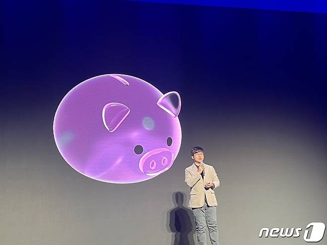 경제 유튜버 '슈카'가 토스뱅크 외환서비스 출시 간담회에 참석해 환테크 장점에 대해 설명하고 있다. / 뉴스1 ⓒ News1 신민경 기자