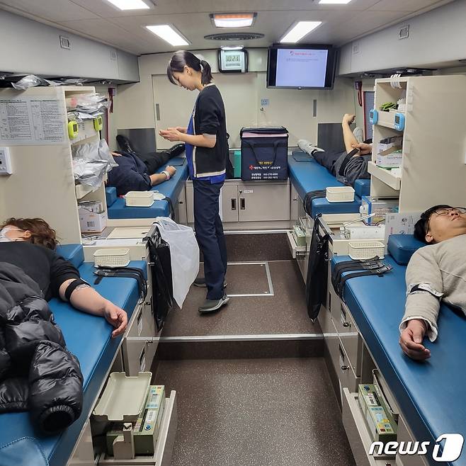 18일 경남교육청 직원들이 도교육청 앞 적십자 경남혈액원 버스에서 사랑의 헌혈에 동참하고 있다.(경남교육청 제공)