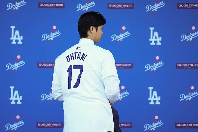 LA 다저스 오타니 쇼헤이가 지난해 12월 15일(한국시각) 입단 기자회견에서 유니폼을 입고 포즈를 취하고 있다. AP연합뉴스