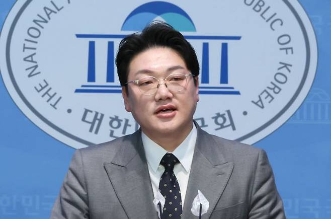 설주완 미래대연합 신임 대변인이 18일 국회 소통관에서 기자회견을 열고 입장을 밝히고 있다. [이미지출처=연합뉴스]