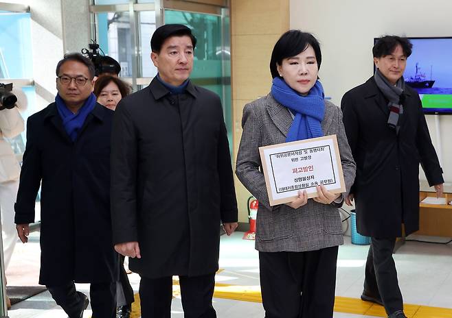 전현희 더불어민주당 당대표정치테러대책위원회 위원장이 18일 서울 종로구 서울경찰청 민원실을 찾아 총리실 공무원을 '허위공문서작성 및 동행사죄' 혐의로 고발하기 위해 이동하고 있다. /뉴시스