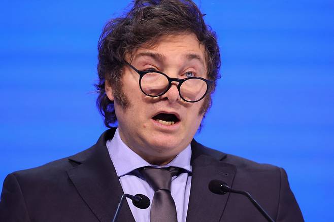 하비에르 밀레이 아르헨티나 대통령이 17일(현지 시각) 스위스 다보스에서 열린 제54회 세계경제포럼(WEF)에서 연설하고 있다. 밀레이 대통령은 "(서방은) 사회주의로 향할 수밖에 없는 세계관에 사로잡히면서 현재 위험에 처해 있다"고 말했다. /연합뉴스