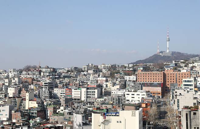 경복궁, 남산, 북한산 주변 지역에 건축물을 지을 때 높이제한을 뒀던 서울시의 '고도지구'가 전면 개편된다. 18일 서울시에 따르면 '제1차 도시계획위원회'를 통해 가결된 이번 수정안은 지난해 6월 발표한 '신(新) 고도지구 구상안'에서 한발 더 나아가 경관을 보호할 수 있는 범위 내에서 높이를 추가로 완화하는 내용을 담고 있다. 사진은 18일 서울시 용산구 이태원동 일대./뉴스1