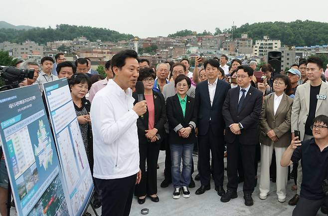 오세훈 서울시장이 작년 6월 30일 서울 도봉구 덕성여자대학교 차미리사기념관에서 북한산 고도지구 현황 및 재정비 관련 질의응답을 하고 있다./서울시 제공