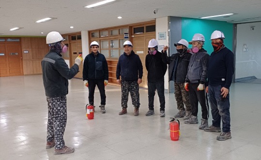 대전서부교육지원청이 동절기 학교 건설현장에 대한 안전점검을 진행하고 있다. 사진=대전서부교육지원청 제공