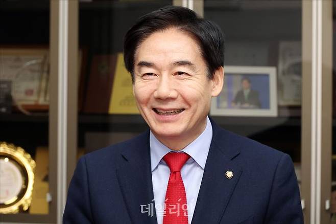이용호 국민의힘 의원이 17일 오후 의원회관에서 총선 서울 마포갑 출마와 관련해 데일리안과 인터뷰를 갖고 자신의 입장을 밝히고 있다. ⓒ데일리안 홍금표 기자