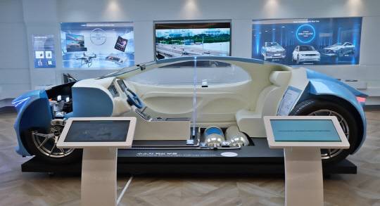 포스코인터내셔널 구동모터가 적용된 친환경차 모형. 포스코인터내셔널 제공