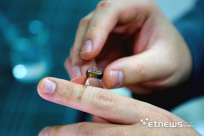 김소희 DGIST 교수 연구팀이 개발한 고내구성 뇌 전극은 부드럽고 유연한 성질로 굴곡진 표면에 장시간 잘 밀착된다.