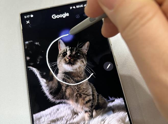 이미지 속 검색을 원하는 곳에 동그라미만 그리면 자동으로 검색이 되는 ‘서클 투 서치’(Circle to Search) 기능. 임지선 기자