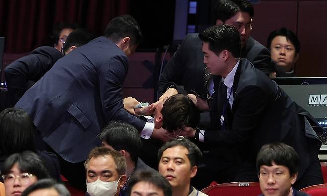 18일 오전 전북 전주 한국소리문화의전당에서 열린 전북특별자치도 출범식에 참석한 강성희 진보당 의원이 윤석열 대통령에게 악수하면서 발언을 하자, 대통령경호처 경호 요원들이 강 의원의 입을 틀어막고 강제로 퇴장시키고 있다. 대통령실사진기자단