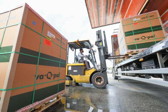 2022년 9월 17일 인천국제공항 화물터미널에 도착한 모더나의 코로나19 2가 백신이 화물차로 옮겨지고 있다. 연합뉴스