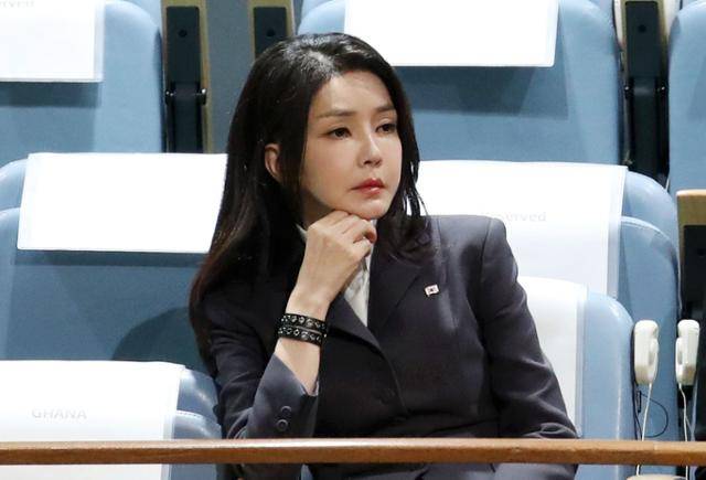윤석열 대통령 부인 김건희 여사가 지난해 9월 20일(현지시간) 뉴욕 유엔 총회장에서 윤석열 대통령의 기조연설을 경청하고 있다. 뉴욕=뉴시스