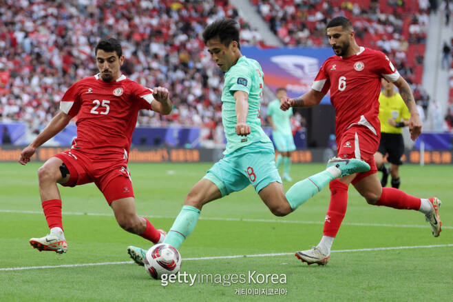 중국 대표팀 다이와이춘이 17일 레바논과의 2023 AFC 아시안컵 조별리그 A조 2차전에서 슈팅을 시도하고 있다. 사진=게티이미지