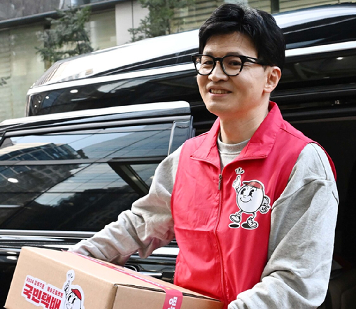 한동훈 국민의힘 비상대책위원장이 18일 오후 서울 강남구 역삼동 랜드마크타워에서 열린 2024 국민의힘 정책주문 배송프로젝트에서 택배 박스을 들고 입장하고 있다. [사진=국회사진취재단]