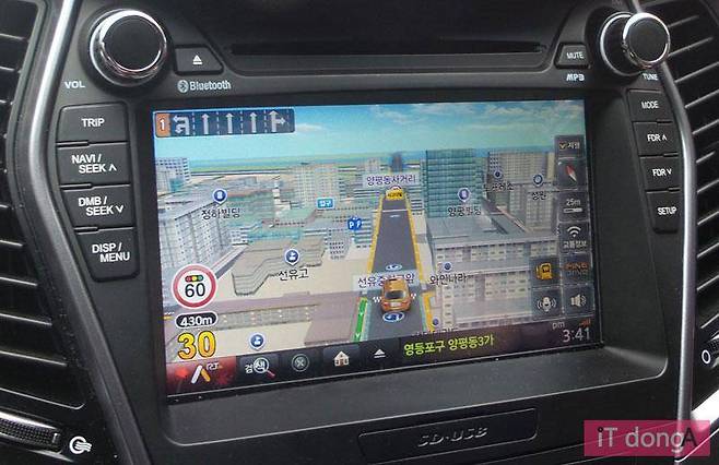 순정 내비게이션과 유사한 사제 매립형 내비게이션을 설치한 모습 / 출처=IT동아