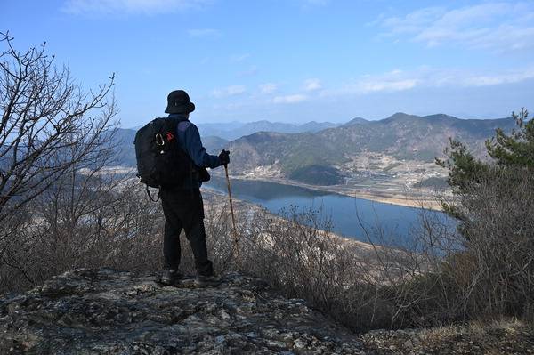 경남 창원시 북면 마금산~천마산은 겨울철 온천 산행지로 잘 알려�병�. 취재팀이 천마산 정상에서 북쪽으로 조망을 즐기고 있다. 발아래는 북면수변생태공원이며, 낙동강 건너 왼쪽 강태봉에서 시계방향으로 영축산 변봉 화왕산 관룡산 영취산 종암산 덕암산 처녀봉 등이 펼쳐진다.