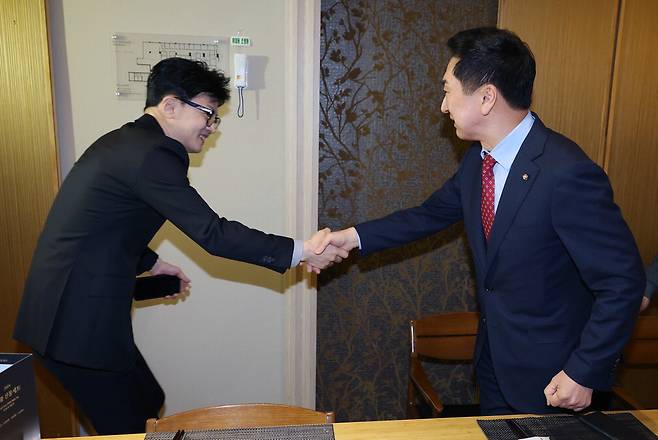 한동훈 국민의힘 비상대책위원장(왼쪽)과 김기현 전 국민의힘 대표가 17일 서울 여의도에서 열린 4선 이상 중진 오찬에 앞서 악수를 하고 있다.  김호영 기자