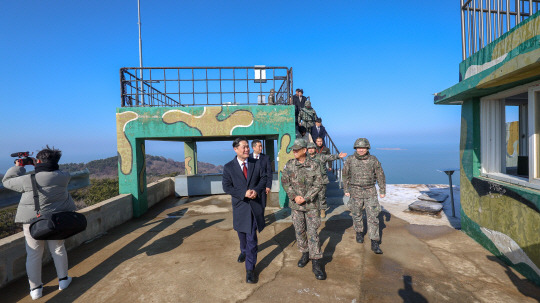 이희완 국가보훈부 차관이 18일 오후 인천 옹진군 연평도 서해 최북단 해병대 연평부대인 293전탐감시대를 방문하여 부대 현황 및 작전대비 태세를 보고받고 부대를 시찰한 뒤  군장병을 위문하고 있다. 국가보훈부 제공