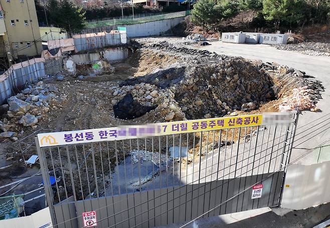 광주·전남 중견 건설사인 한국건설이 은행에 중도금 이자를 내지 못하는 등 유동성 위기설이 불거지면서 아파트 분양자들의 불안감이 커지고 있다. 사진은 광주 남구 봉선동에 짓고 있는 한 아파트 건설 현장. 연합뉴스