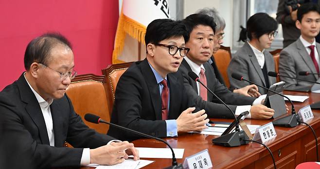 한동훈 국민의힘 비상대책위원장이 18일 오전 서울 여의도 국회에서 열린 비상대책위원회의에 참석해 모두발언을 하고 있다. 이상섭 기자