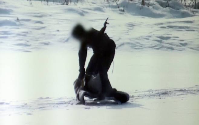 눈 위 발자국 지우는 북한 병사. 연합뉴스