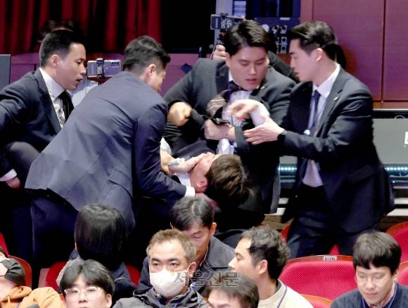 진보당 강성희 의원이 18일 전주시 덕진구 한국소리문화의전당 모악당에서 열린 전북특별자치도 출범식에서 윤석열 대통령이 입장하며 참석자들과 악수하는 동안 소동을 일으키다 경호원들에게 제지당하며 끌려나가고 있다. 2024.1.18 연합뉴스