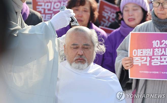 이태원 참사 유가족, 국민의힘 특별볍 거부권 행사 건의에 삭발 (서울=연합뉴스) 서대연 기자 = 10.29 이태원 참사 유가족들이 18일 오후 서울 용산구 대통령실 인근에서 국민의힘이 이날 의결한 이태원 참사 진상규명 특별법에 대한 대통령 거부권 행사 건의를 규탄하며 삭발하고 있다.
    국민의힘은 이날 열린 의원총회에서 더불어민주당이 국회 본회의에서 단독 처리한 이태원 참사 특별법과 관련해 윤석열 대통령에게 거부권(재의요구권) 행사를 건의하기로 했다고 밝혔다. 2024.1.18 dwise@yna.co.kr