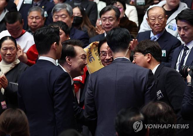 진보당 강성희 의원과 악수하는 윤석열 대통령 (전주=연합뉴스) 진성철 기자 = 윤석열 대통령이 18일 전주시 덕진구 한국소리문화의전당 모악당에서 열린 전북특별자치도 출범식에 입장하며 진보당 강성희 국회의원과 악수하고 있다. 2024.1.18 zjin@yna.co.kr