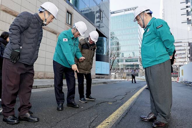 균열 현장 점검하는 이동환 시장 [고양시 제공, 재판매 및 DB 금지]