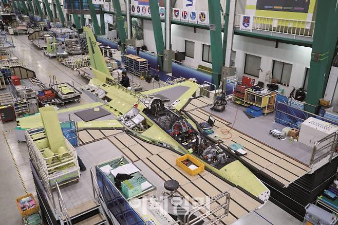 경남 사천 KAI 본사 고정익동에서 우리 공군에 납품될 전술입문용 훈련기 TA-50 Block-Ⅱ 조립이 진행되고 있다. (사진=KAI)