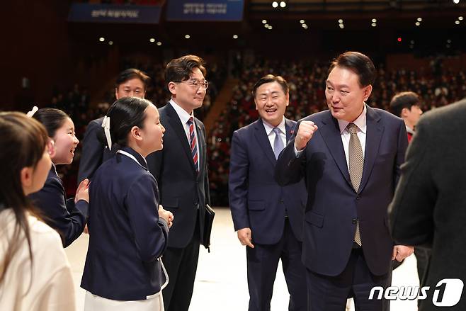 윤석열 대통령이 18일 전북 전주시 한국소리문화의전당 모악당에서 열린 전북특별자치도 출범식에서 합창단 어린이들을 격려하고 있다. (대통령실 제공) 2024.1.18/뉴스1 ⓒ News1 오대일 기자