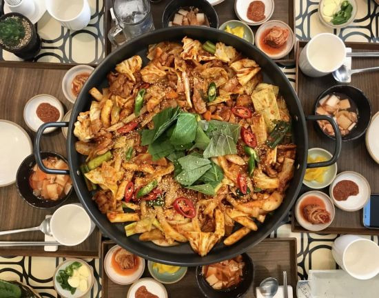 지역의 대표적인 음식인 춘천닭갈비는 4인이 즐길 수 있는 인기 메뉴다.