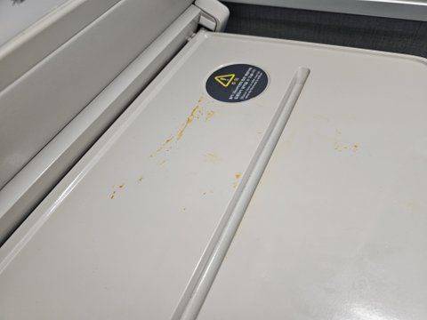 KTX 열차 내 간이책상에 음식물이 묻어있는 모습. [사진=온라인 커뮤니티 갈무리]