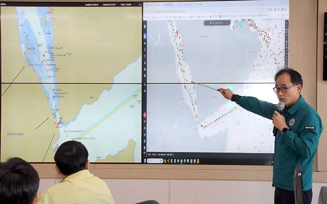 이민중 해양수산부 해사안전과장이 12일 오후 정부세종청사 해양수산부 종합상황실에서 미국과 영국이 글로벌 물류의 동맥인 홍해를 위협해온 친이란 예멘반군 후티의 근거지에 폭격을 가한 것과 관련, 홍해 인근 해역을 지나는 우리 선박의 안전관리를 점검하고 있다. /연합뉴스