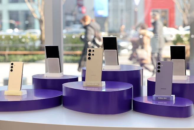 18일 서울 서초구 삼성 강남에 갤럭시 S24 시리즈 제품이 진열되어 있다. /연합뉴스