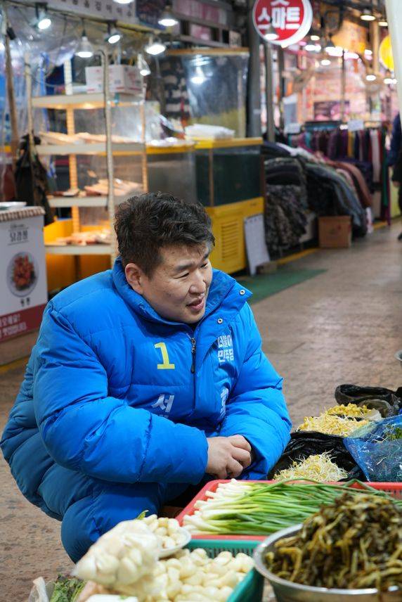 더불어민주당 황두영 서울 서대문갑 예비후보가 1월 5일 서울 서대문구 영천시장에서 상인과 대화를 하고 있다. ⓒ황두영 예비후보 제공