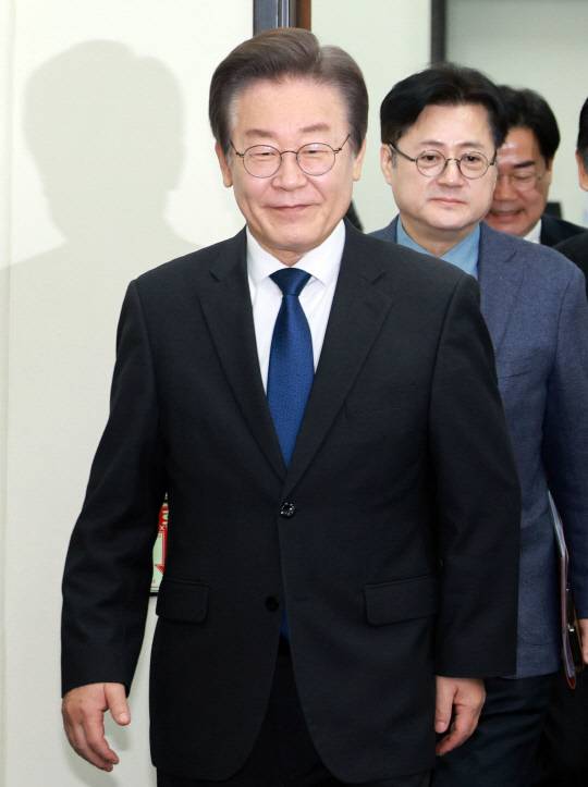 이재명 더불어민주당 대표와 홍익표 원내대표가 17일 국회에서 열린 최고위원회의에 참석하고 있다. 연합뉴스.