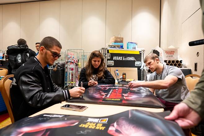 21일(한국시간) 캐나다 토론토의 스코비아뱅크에서 열리는 UFC 297 대회에서 모브사르 에블로에프(러시아)와 대결하는 아놀드 앨런. 사진=UFC