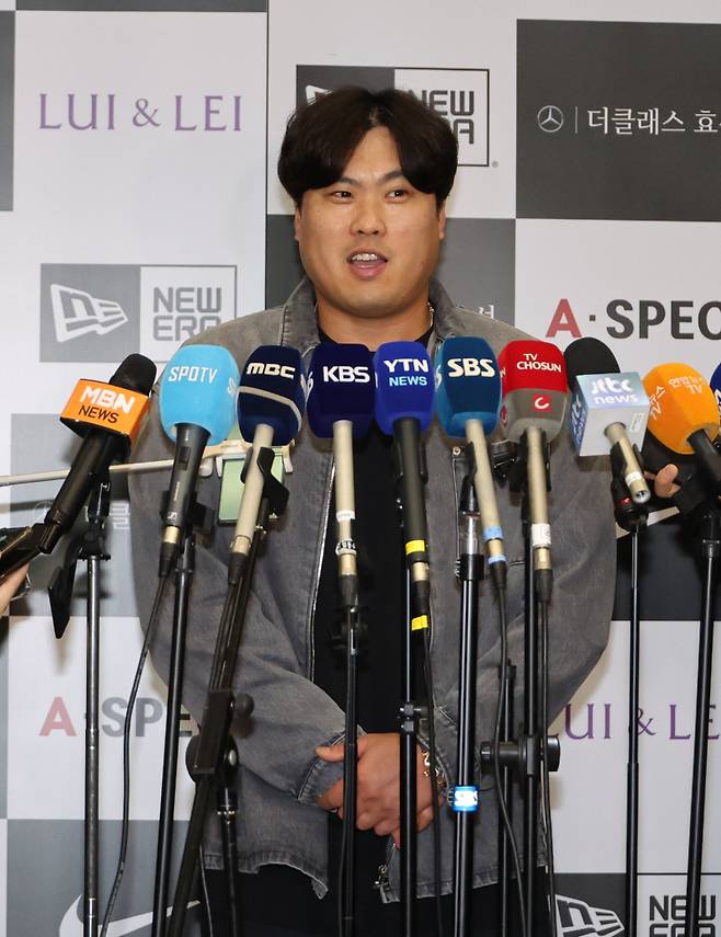 <yonhap photo-5236=""> 미국프로야구 메이저리그(MLB)에서 2023시즌을 마친 류현진이 지난해 인천국제공항을 통해 귀국한 뒤 취재진 질문에 답하고 있다. 사진=연합뉴스</yonhap>